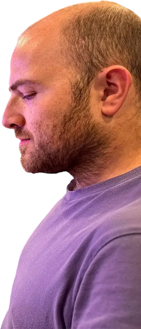 Thomas, ingénieur du son et créateur du Sound Up Studio, en pleine concentration.