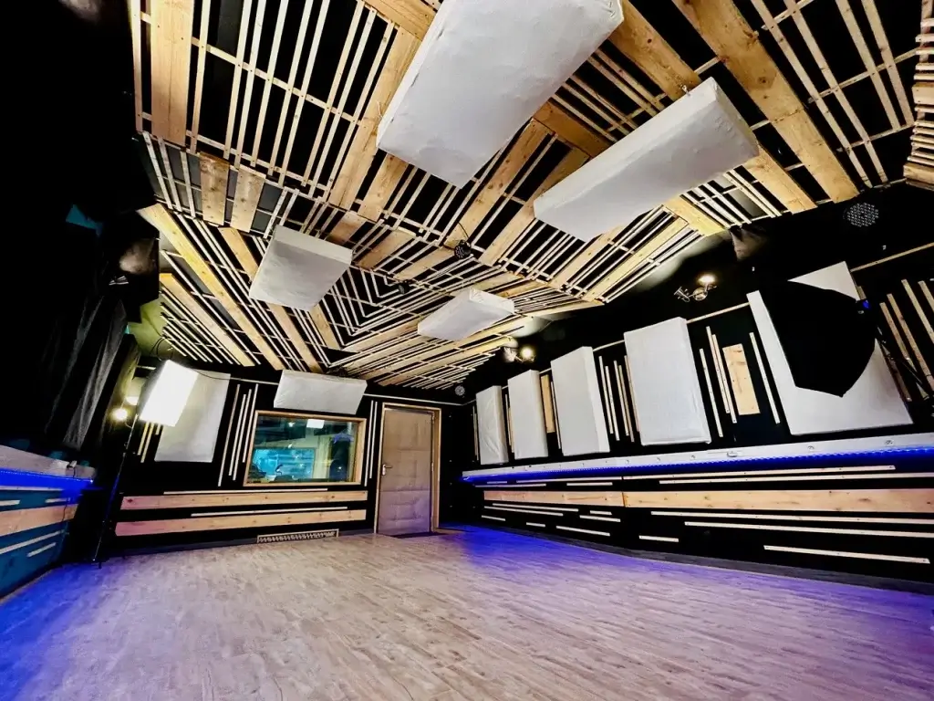 Salle de prise du Sound Up Studio avec un traitement acoustique avancé et une ambiance immersive.