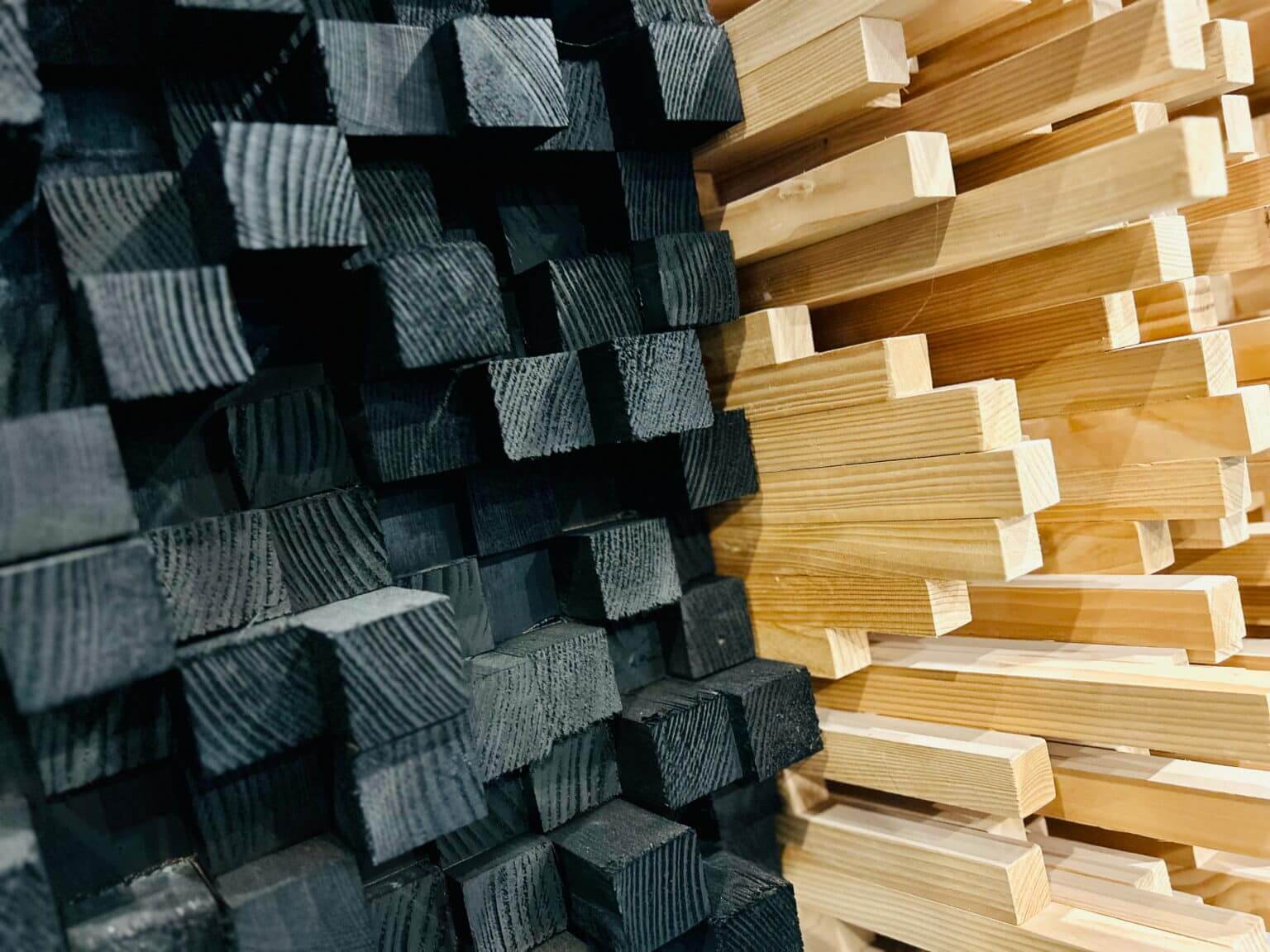 Diffuseur acoustique en bois avec une alternance de couleurs, installé dans le Sound Up Studio.