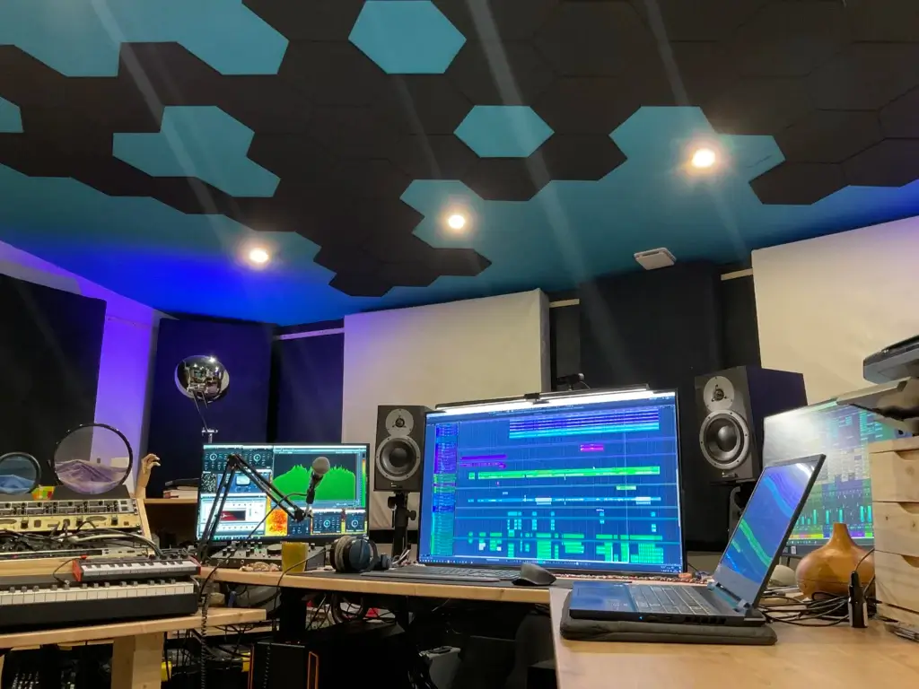 Poste de travail du Sound Up Studio avec un setup complet de mixage et de mastering.