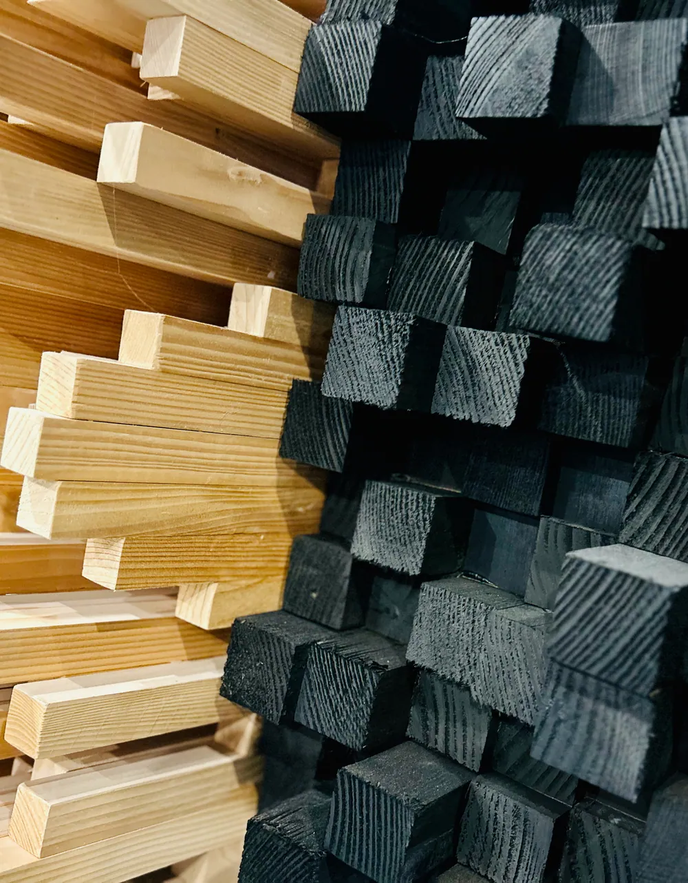 Diffuseur acoustique en blocs de bois naturel et noirci, au Sound Up Studio.