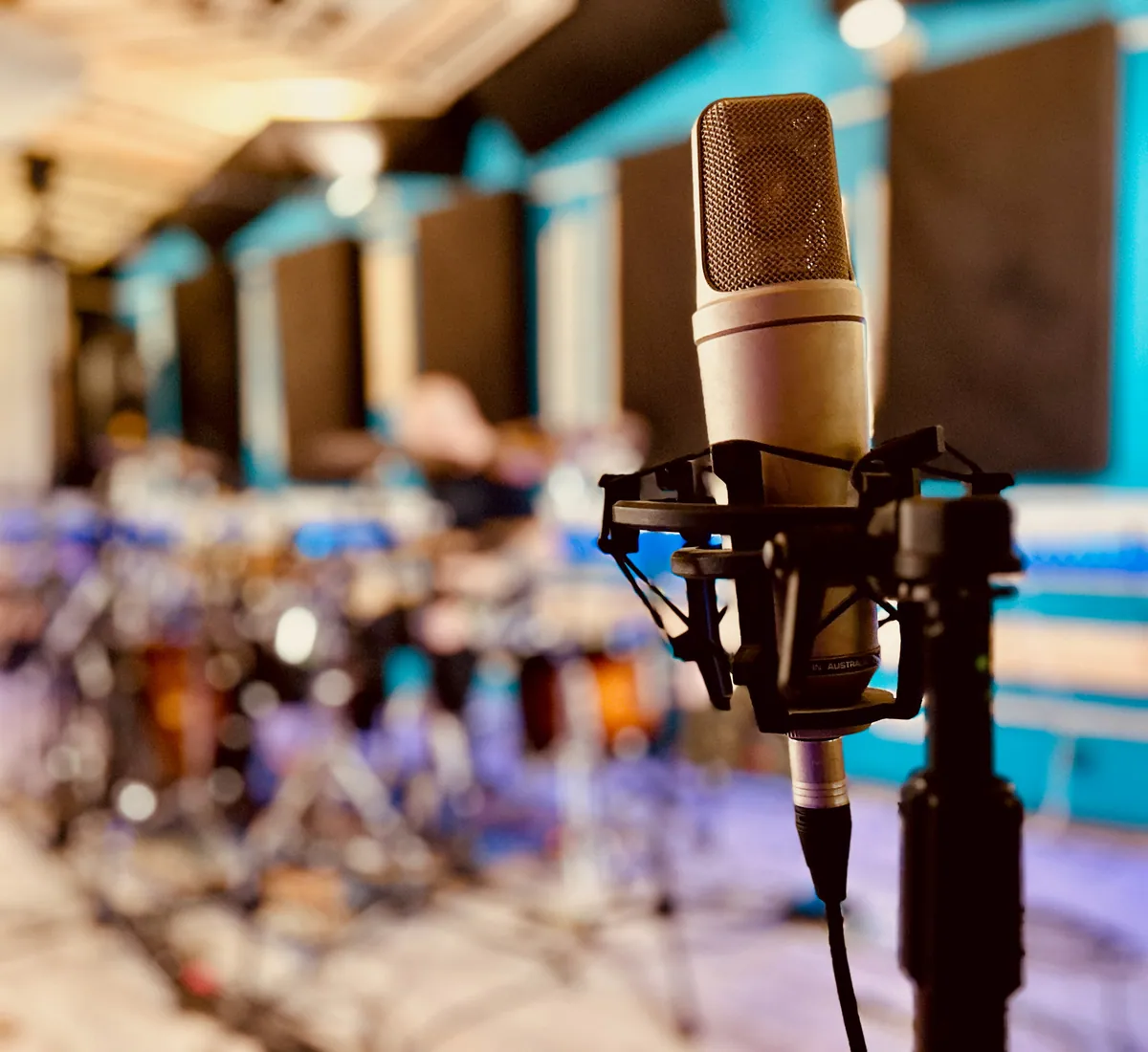 Micro à condensateur devant la batterie, dans la salle de prise du Sound Up Studio.